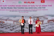 芹苴市人民委员会主席张景宣向越南Aoeon公司领导颁发投资许可证。（图片来源：越通社）