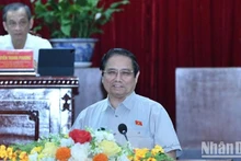 政府总理范明正在会议上发言。