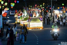 迎接2025年五行山观世音节的花车游行。（樱桃 摄）