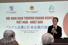日本贸易振兴机构（JETRO）常务副理事长中沢刚之发表讲话。（图片来源：越通社）