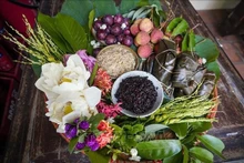 端午节的祭品托盘是子孙表达孝敬与感恩之情的一种方式。