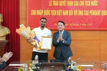 河内市司法局代表向球员Cao Pendant光荣颁发加入越南国籍的决定书。（潘石 摄）