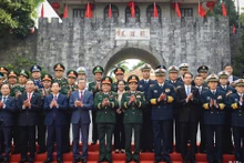 越南国防部长潘文江大将与中国国防部长董军上将以及两国国防部代表团合影。