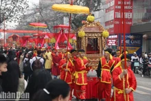 成千上万游客参加宣光迎圣母庙会