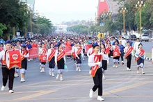纪念老挝人民革命党成立70周年的巡游在万象举行。（图片来源：《巴特寮报》）