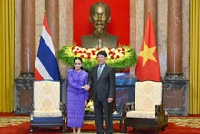 越南国家主席梁强会见泰国总理佩通坦·钦那瓦。