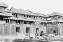解放军进入顺化皇城前的午门。（图片来源：越通社）
