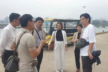 日本知名邮轮旅游组织——Peace Boat代表和有关单位视察下龙国际客运港的准备工作。（图片来源：《劳动报》）