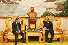 越共中央政治局委员、公安部长梁三光大将与老挝人民革命党中央政治局委员、政府副总理、公安部部长维莱·拉坎丰举行会晤。（图片来源：越通社）