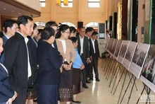 各位代表参观图片展。