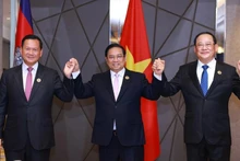 越南政府总理范明正、柬埔寨王国首相洪玛奈和老挝人民民主共和国总理宋赛·西潘敦。（图片来源：越通社）