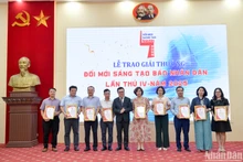 《人民报》总编辑黎国明同志向参与开展纪念南方解放、国家统一50周年特别宣传活动和互动展览的单位颁发特别奖。（本报记者 世代摄）