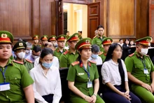 各被告出庭受审。（图片来源：越通社）