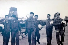 1975年4月28日下午，“决胜飞行队”在新山一机场发动攻击后返回潘郎城山机场。（资料图片）