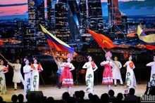 越南艺术家们在2024年俄罗斯联邦“越南文化日”活动开幕式上精彩表演。（本报记者春兴 摄）