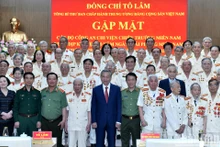 越共中央总书记苏林与各位代表合影。