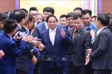 范明正总理与各企业代表。（图片来源：越通社）