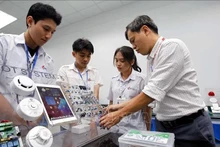 胡志明市工业大学电子技术学院教师引导学生学习和研究。（图片来源：越通社）