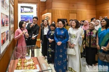 阮氏青娥夫人与AWCH成员参观国会大厦传统展厅。（维玲 摄）
