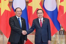  国会主席陈青敏（右）与老挝政府总理宋赛·西潘敦。