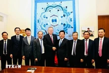 越南工贸部部长、政府谈判代表团团长阮鸿延与美国参议院外交关系委员会和财政委员会成员史蒂夫·戴恩斯和越南谈判代表团成员。（图片来源：越通社）