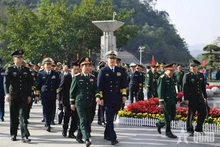 越南国防部部长潘文江大将与中国国防部部长董军上将共同主持本次交流框架下的系列活动。（图片来源：越通社）