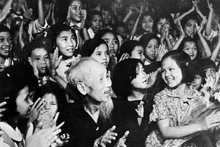 1969年5月31日晚，值“六一”国际儿童节之际，胡志明主席在主席府与首都儿童一同观看庆祝文艺演出。
