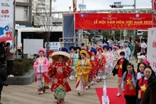 在2025年3月于日本大阪举行的越南文化节上，传统越南民族服饰——奥黛惊艳登场，成为一大亮点。