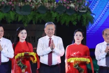 越共中央总书记苏林与中央工作代表团以及地方领导共同为“胡伯伯归故里”雕像揭幕剪彩。（图片来源：越通社）