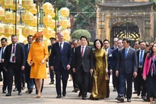 越南国家主席梁强和夫人阮氏明月与比利时国王菲利普和王后玛蒂尔德参观升龙皇城。