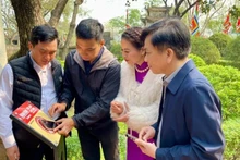 宁平市民体验“深爱越南”项目NFC芯片信息牌签到功能。