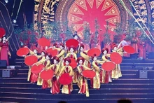 纪念活动上的一个文艺演出节目。（图片来源：越通社）