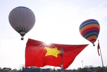 面积达2025平方米的国旗高高飘扬在荣市上空。