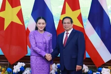 越南政府总理范明正与泰国总理佩通坦·钦那瓦共同主持第四次越泰联合内阁会议。