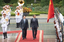 越南国家主席梁强与法国总统埃马纽埃尔·马克龙检阅越南人民军仪仗队。