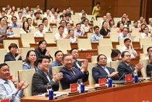 党和国家现历代领导同志出席会议。