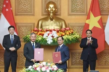 范明正总理与新加坡共和国总理黄循财共同见证两国外交部关于合作制定《2025-2030年全面战略伙伴关系行动计划》意向书的交换仪式。