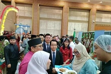 越南驻文莱大使陈英宇向文莱外交与贸易部第二部长艾瑞万介绍越南美食。（图片来源：越通社）