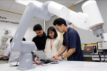 胡志明市工业大学学生在机器人实验室学习和研究。（图片来源：越通社）