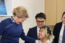 比利时王后玛蒂尔德与正在越南中央儿童医院接受治疗的儿童患者交流。（图片来源：越通社）