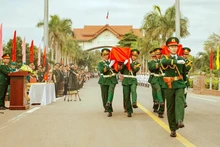 此次遗骸移交与接收仪式在庄严肃穆的气氛中进行。（图片来源：越通社）