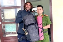 诺阿德·塞缪尔·科利领取了在广平省胡志明公路路段上遗失的背包。