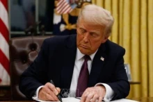 附图：美国总统唐纳德·特朗普于2025年1月20日在白宫签署行政令。（图片来源：Getty Images/越通社）