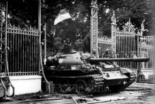 1975年4月30日中午，203旅的坦克、304师和第二军团进入独立宫。（图片来源：越通社）
