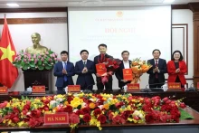 河南省向两个大项目颁发投资许可证。