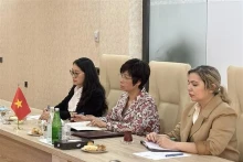 越通社社长武越庄（左二）会见阿塞拜疆通讯社社长武加尔·阿利耶夫。