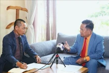 柬埔寨新闻频道电视台高级编辑乔·科拉（右）。