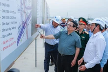 政府总理范明正视察隆城国际机场施工进度。