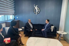 杨海兴大使（右）与塞浦路斯工商会主席斯塔夫罗斯·斯塔夫里乌斯。