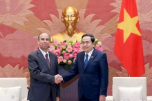 越南国会主席陈青敏会见了古巴驻越南大使罗赫里奥•波兰科•富恩特斯。